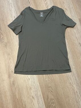 Women's V-Neck Short Sleeve Tee in Olive